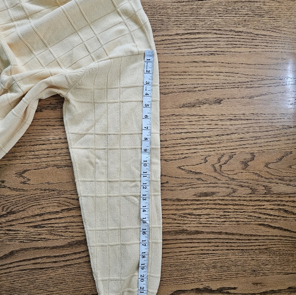 Mens Van Heusen large yellow sweater. - Picture 3 of 5